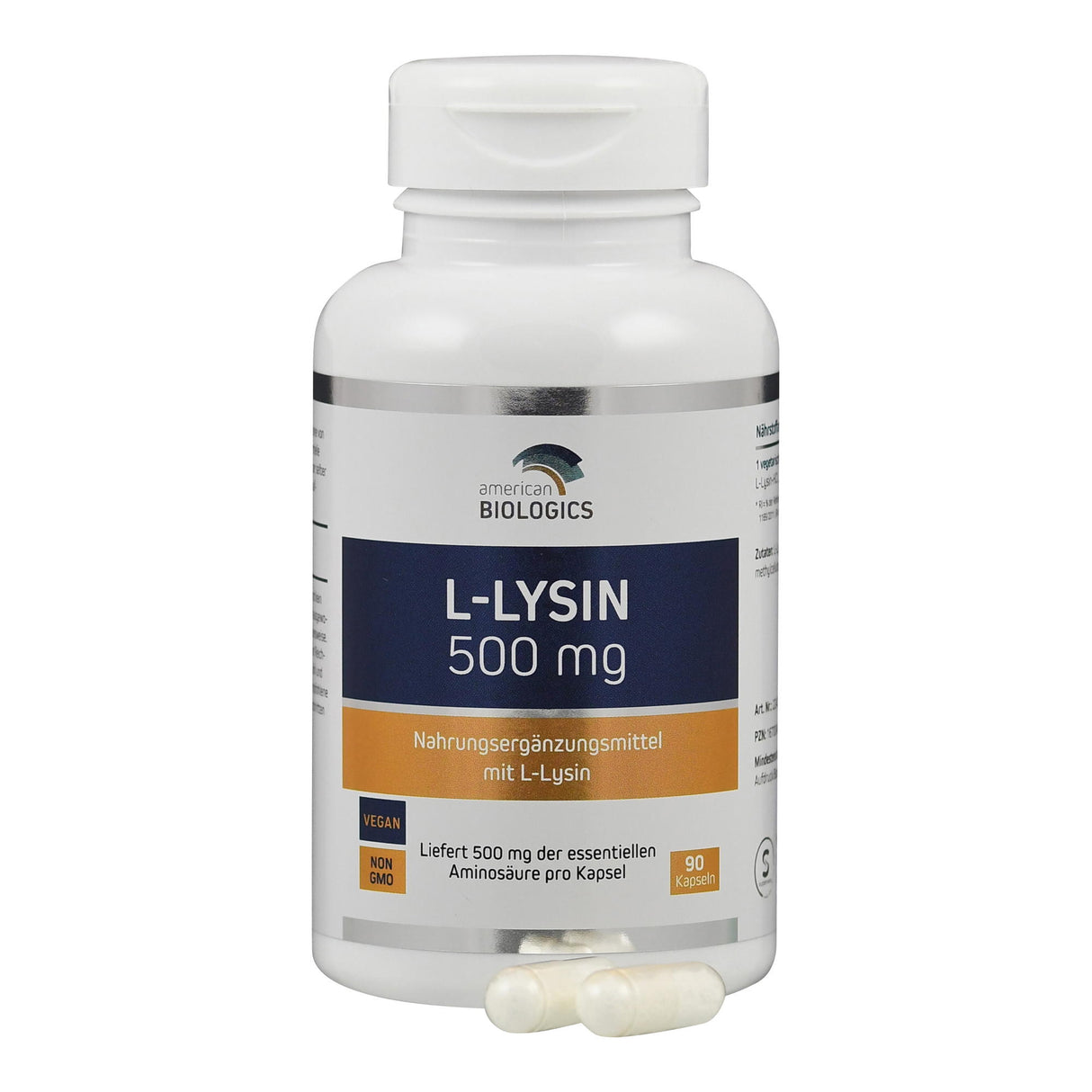 Eine weiße Plastikflasche mit der Aufschrift 'L-Lysin 500 mg' von American Biologics. Die Flasche enthält 90 Kapseln eines Nahrungsergänzungsmittels. Auf dem Etikett sind Informationen wie 'Vegan' und 'Non GMO' zu sehen. Zwei Kapseln liegen vor der Flasche.