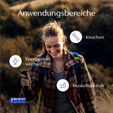 Eine Frau wandert in einem Waldgebiet und trägt einen karierten Mantel. Sie hält Wanderstöcke und hat einen Rucksack auf dem Rücken. Auf dem Bild sind grafische Symbole und Begriffe wie 'Anwendungsbereiche', 'Energiestoffwechsel', 'Knochen' und 'Muskelfunktion' zu sehen. Das Logo von 'pure encapsulations' befindet sich unten links.