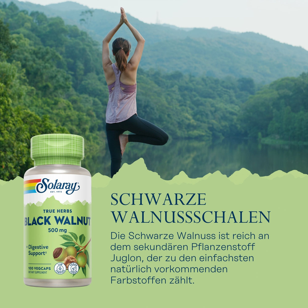 Eine Frau steht in Yoga-Pose vor einem See mit bewaldeten Hügeln im Hintergrund. Links im Bild ist eine Flasche Solaray True Herbs Black Walnut 500 mg zu sehen. Daneben steht der Text: 'SCHWARZE WALNUSSSCHALEN Die Schwarze Walnuss ist reich an dem sekundären Pflanzenstoff Juglon, der zu den einfachsten natürlich vorkommenden Farbstoffen zählt.'
