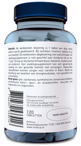 Ein blaues Glas mit einem blauen Deckel enthält 120 Tabletten eines Vitamin-Kräuterpräparats von Orthica. Auf dem Etikett stehen Dosierungshinweise und Inhaltsstoffe auf Niederländisch. Das Produkt ist geeignet für Vegetarier und Veganer und enthält keine synthetischen Farb-, Duft- und Geschmacksstoffe. Es ist nicht geeignet für Kinder bis 17 Jahre. Ein Barcode ist ebenfalls sichtbar.
