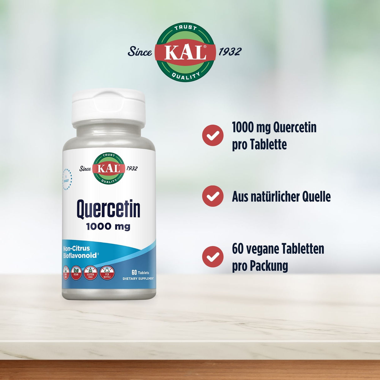 Eine Flasche KAL Quercetin 1000 mg steht auf einer hellen Oberfläche. Auf der Flasche steht 'Non-Citrus Bioflavonoid'. Rechts daneben sind drei Textblöcke mit Häkchen: '1000 mg Quercetin pro Tablette', 'Aus natürlicher Quelle', '60 vegane Tabletten pro Packung'. Im Hintergrund ist ein verschwommener, heller Hintergrund zu sehen. Oben links ist das KAL-Logo mit 'Since 1932' zu sehen.