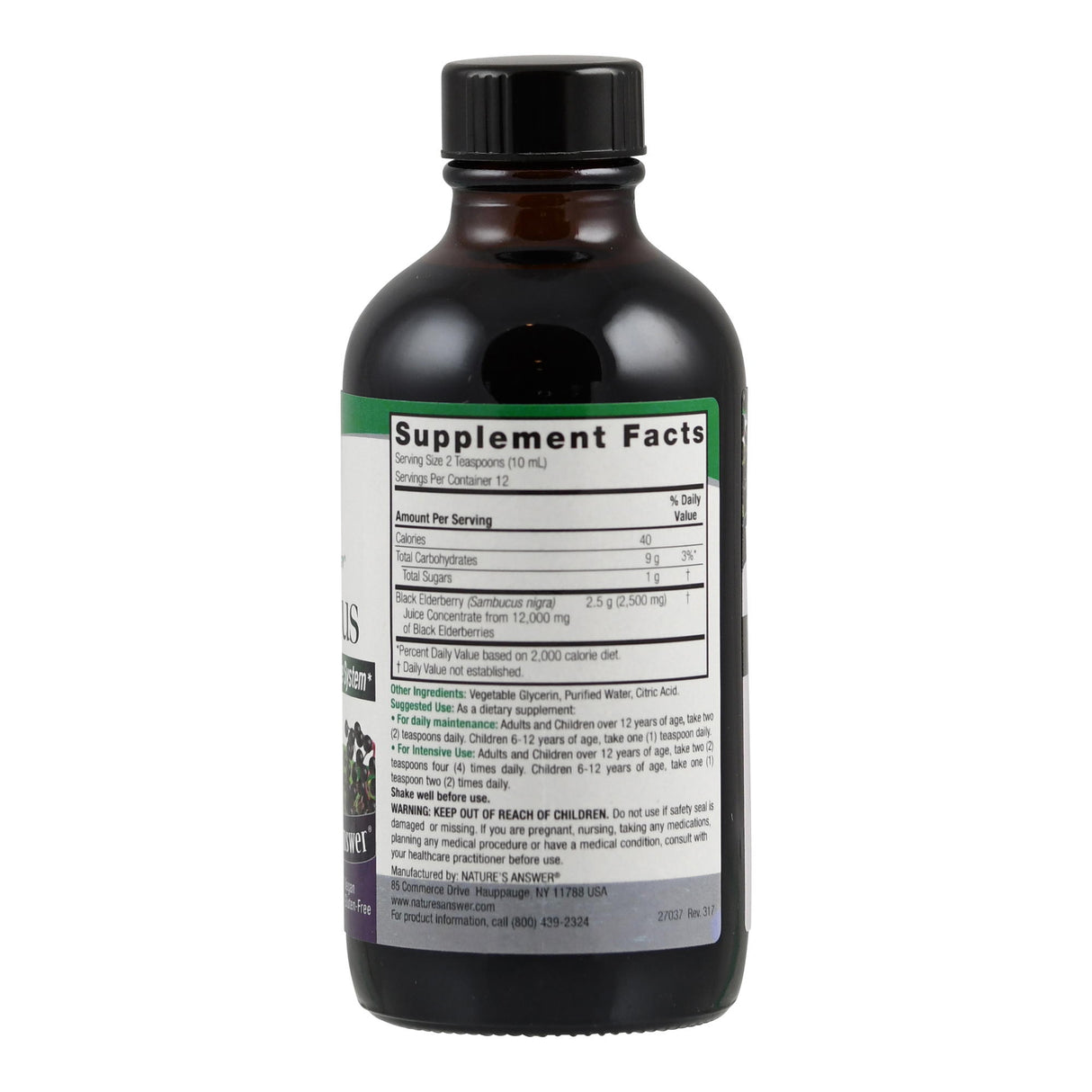 Das Bild zeigt eine braune Glasflasche mit einem schwarzen Schraubverschluss. Auf der Vorderseite ist ein Etikett mit der Aufschrift 'Supplement Facts' zu sehen. Die Flasche enthält ein Nahrungsergänzungsmittel mit Holunderextrakt. Das Etikett gibt Informationen über Inhaltsstoffe und Nährwerte. Die Flasche steht auf einem weißen Hintergrund.