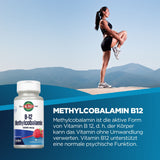 Eine Frau in Sportkleidung steht auf einem Felsen und dehnt ihr Bein. Im Hintergrund sind Berge zu sehen. Unten links ist eine Flasche mit Methylcobalamin B12 Nahrungsergänzungsmittel abgebildet. Der Text beschreibt die Vorteile von Vitamin B12.