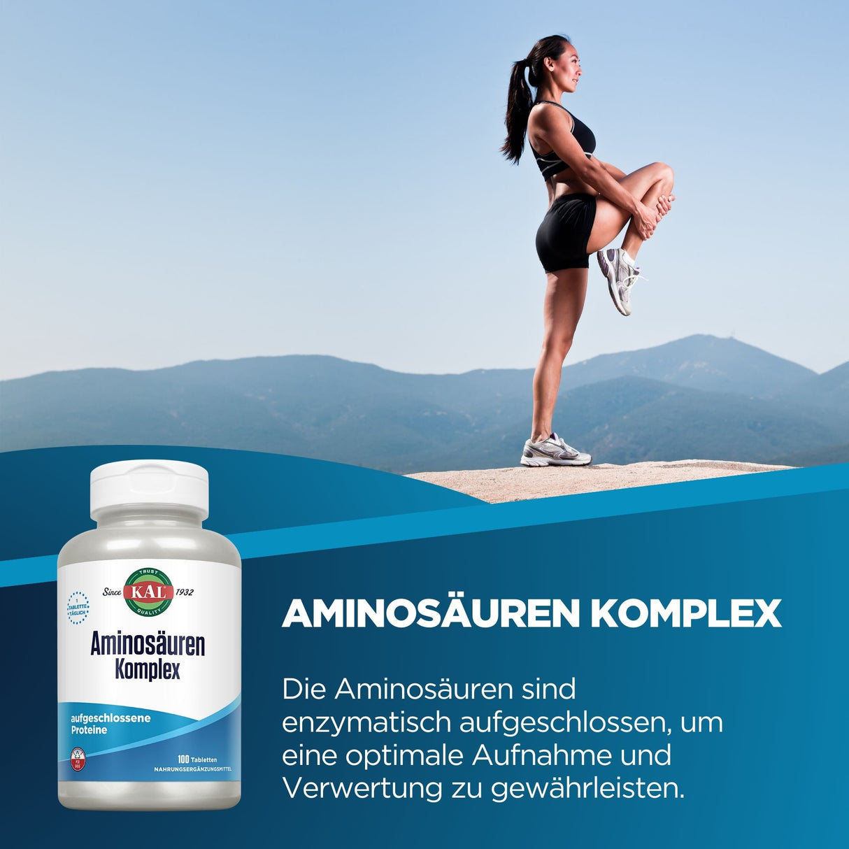 Eine Frau in Sportkleidung macht eine Dehnübung auf einem Bergplateau mit Blick auf eine Berglandschaft. Im Vordergrund ist eine Packung Aminosäuren-Komplex von KAL abgebildet. Der Himmel ist klar und blau.