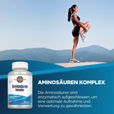 Eine Frau in Sportkleidung macht eine Dehnübung auf einem Bergplateau mit Blick auf eine Berglandschaft. Im Vordergrund ist eine Packung Aminosäuren-Komplex von KAL abgebildet. Der Himmel ist klar und blau.