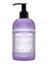 Das Bild zeigt eine Flasche Dr. Bronner's Lavender Organic Sugar Soap. Die Flasche ist lila und hat einen schwarzen Pumpverschluss. Auf der Vorderseite sind Produktinformationen und Inhaltsstoffe in englischer Sprache aufgedruckt. Die Seife ist biologisch und fair gehandelt, geeignet für Hände, Gesicht, Körper und Haare. Das Volumen beträgt 355 ml.