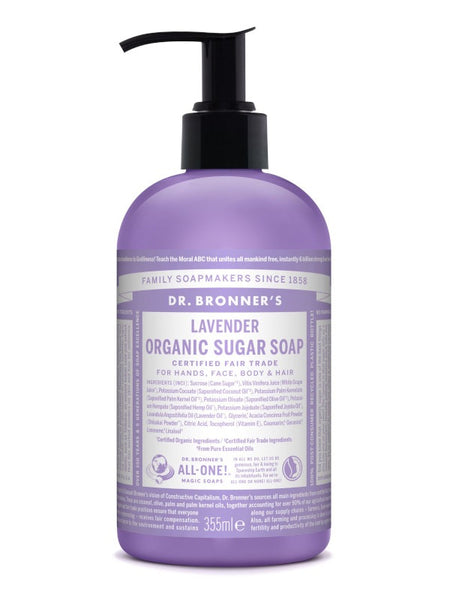 Das Bild zeigt eine Flasche Dr. Bronner's Lavender Organic Sugar Soap. Die Flasche ist lila und hat einen schwarzen Pumpverschluss. Auf der Vorderseite sind Produktinformationen und Inhaltsstoffe in englischer Sprache aufgedruckt. Die Seife ist biologisch und fair gehandelt, geeignet für Hände, Gesicht, Körper und Haare. Das Volumen beträgt 355 ml.