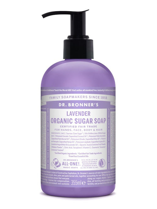 Das Bild zeigt eine Flasche Dr. Bronner's Lavender Organic Sugar Soap. Die Flasche ist lila und hat einen schwarzen Pumpverschluss. Auf der Vorderseite sind Produktinformationen und Inhaltsstoffe in englischer Sprache aufgedruckt. Die Seife ist biologisch und fair gehandelt, geeignet für Hände, Gesicht, Körper und Haare. Das Volumen beträgt 355 ml.
