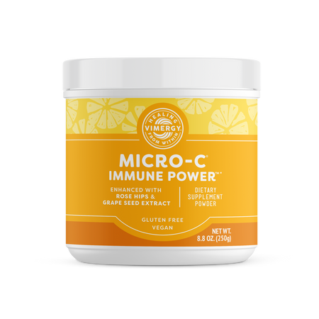 Das Bild zeigt ein Nahrungsergänzungsmittel namens "Micro-C Immune Power" von Vimergy. Es ist in einem gelben Behälter mit der Aufschrift "Enhanced with Rose Hips & Grape Seed Extract". Es ist glutenfrei und vegan. Das Nettogewicht beträgt 250g.
