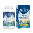 Das Bild zeigt eine Flasche und eine Verpackung von Nordic Naturals Arctic Cod Liver Oil. Die Flasche ist weiß mit einem blauen Etikett, das eine Berglandschaft zeigt. Die Verpackung hat ein ähnliches Design mit einem QR-Code an der Seite. Beide Produkte sind für die Unterstützung von Herz- und Gehirngesundheit durch Omega-3-Fettsäuren aus wildem arktischem Kabeljau. Die Aufschrift auf der Verpackung betont den Zitronengeschmack und die Herkunft als Fischölmarke Nr. 1 in den USA.