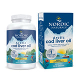 Das Bild zeigt eine Flasche und eine Verpackung von Nordic Naturals Arctic Cod Liver Oil. Die Flasche ist weiß mit einem blauen Etikett, das eine Berglandschaft zeigt. Die Verpackung hat ein ähnliches Design mit einem QR-Code an der Seite. Beide Produkte sind für die Unterstützung von Herz- und Gehirngesundheit durch Omega-3-Fettsäuren aus wildem arktischem Kabeljau. Die Aufschrift auf der Verpackung betont den Zitronengeschmack und die Herkunft als Fischölmarke Nr. 1 in den USA.
