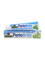 Das Bild zeigt eine Tube und eine Verpackung der Zahnpasta PerioBrite von Nature's Answer. Die Tube ist blau-weiß mit grünen Akzenten und trägt den Aufdruck 'Wintermint'. Die Verpackung zeigt ähnliche Farben und enthält zusätzlich die Aufschrift 'Natural Brightening Toothpaste with CoQ10 & Folic Acid'. Auf der Verpackung sind auch grüne Minzblätter abgebildet. Die Marke Nature's Answer ist durch ein Logo mit einem Baum dargestellt.