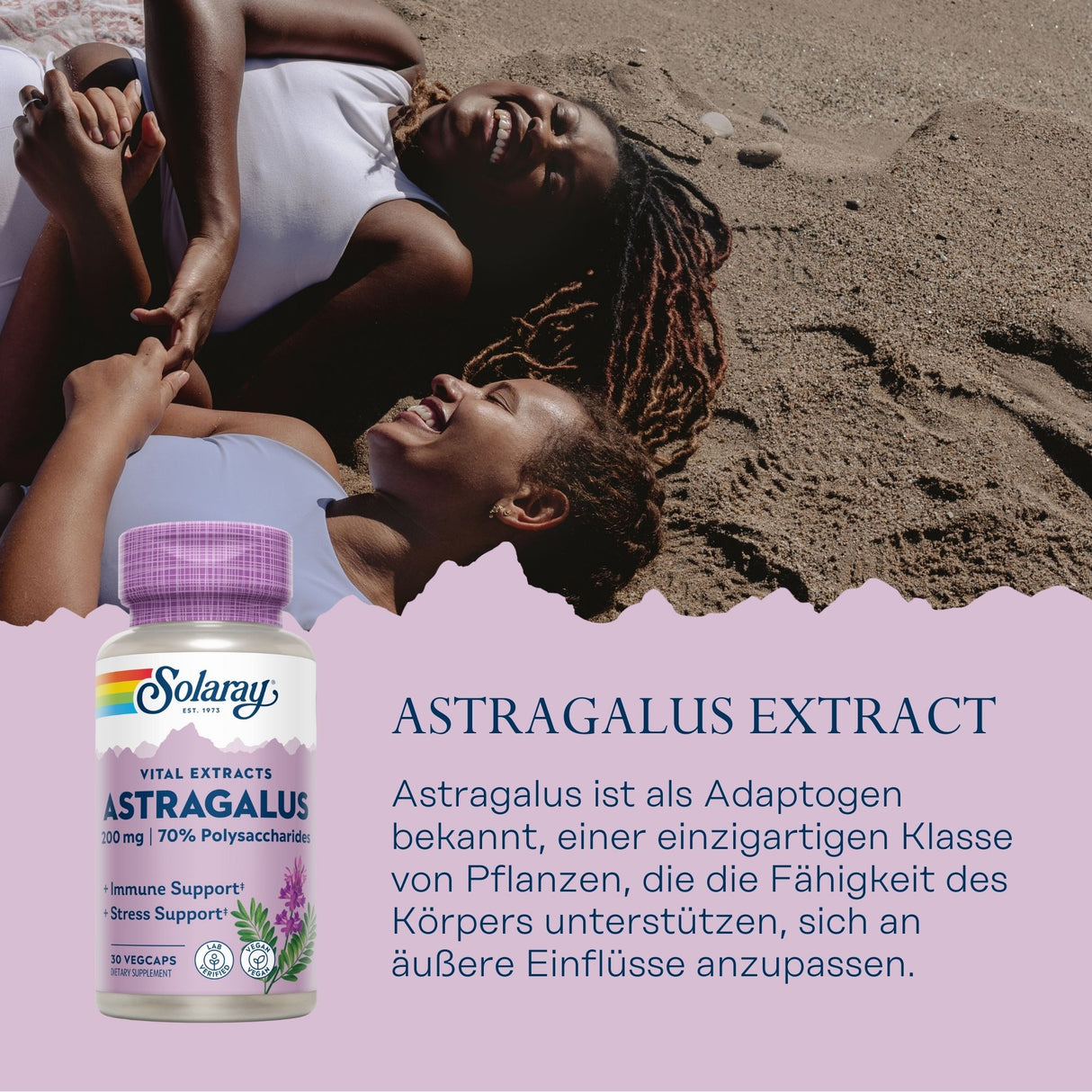 Zwei lachende Personen liegen am Strand. Unten links ist eine Flasche Solaray Astragalus, ein pflanzliches Supplement, abgebildet.