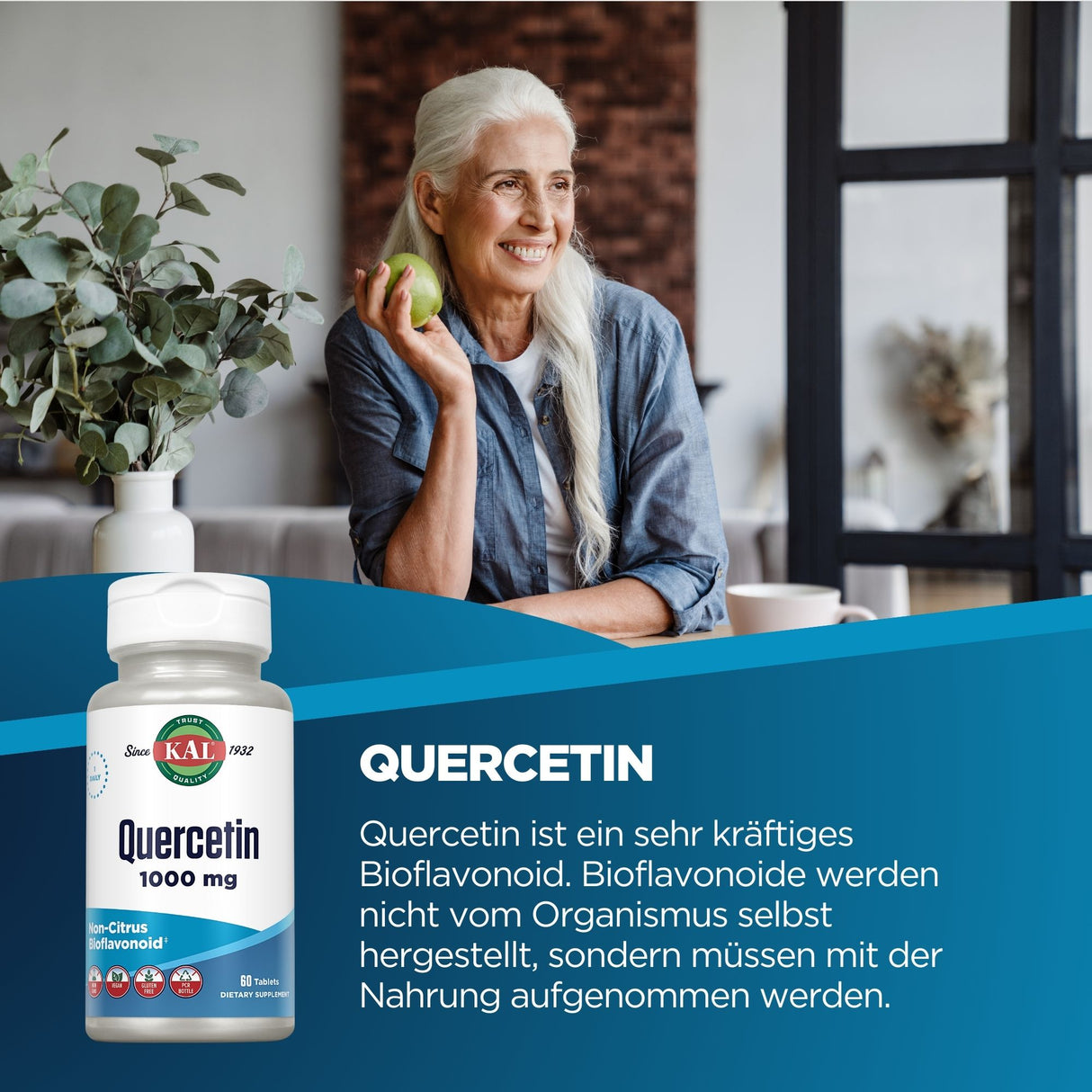 Eine ältere Frau mit langen weißen Haaren sitzt lächelnd an einem Tisch in einem modernen Raum. Sie hält einen grünen Apfel in der Hand. Neben ihr steht eine Vase mit Eukalyptus. Im Vordergrund ist eine Quercetin-Tablettenflasche abgebildet. Der Hintergrund zeigt ein Fenster mit schwarzem Rahmen und eine Backsteinwand. Auf dem Bildtext steht: 'Quercetin 1000 mg. Quercetin ist ein sehr kräftiges Bioflavonoid. Bioflavonoide werden nicht vom Organismus selbst hergestellt, sondern müssen mit der Nahrung aufgeno