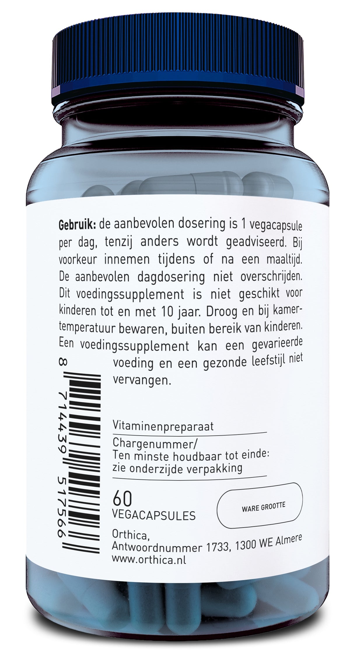 Eine Flasche mit blauen Kapseln und einem blauen Deckel. Auf dem Etikett steht der Gebrauchshinweis auf Niederländisch. Die empfohlene Dosierung ist eine Vegacapsule pro Tag. Das Produkt ist nicht für Kinder unter 10 Jahren geeignet. Es handelt sich um ein Nahrungsergänzungsmittel, das bei Raumtemperatur trocken gelagert werden soll. Hersteller ist Orthica in Almere, Niederlande.