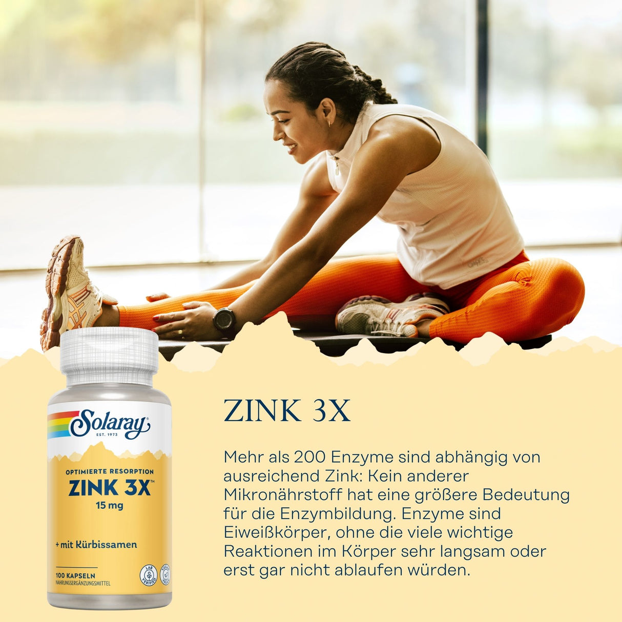 Eine Frau in Sportkleidung dehnt sich auf dem Boden eines hellen Raumes. Neben ihr ist ein Produktbild von Solaray Zink 3X 15 mg mit Kürbissamen zu sehen. Der Text beschreibt die Bedeutung von Zink für Enzyme im Körper.