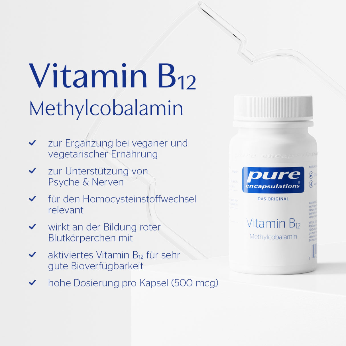 Eine weiße Flasche mit dem Etikett 'pure encapsulations Vitamin B12 Methylcobalamin' steht auf einer weißen Oberfläche. Daneben steht in blauer Schrift: 'Vitamin B12 Methylcobalamin'. Es folgen Stichpunkte zu den Vorteilen des Vitamins: Ergänzung bei veganer und vegetarischer Ernährung, Unterstützung von Psyche & Nerven, relevant für den Homocysteinstoffwechsel, Mitwirkung an der Bildung roter Blutkörperchen, aktiviertes Vitamin B12 für gute Bioverfügbarkeit, hohe Dosierung pro Kapsel (500 mcg).