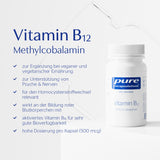 Eine weiße Flasche mit dem Etikett 'pure encapsulations Vitamin B12 Methylcobalamin' steht auf einer weißen Oberfläche. Daneben steht in blauer Schrift: 'Vitamin B12 Methylcobalamin'. Es folgen Stichpunkte zu den Vorteilen des Vitamins: Ergänzung bei veganer und vegetarischer Ernährung, Unterstützung von Psyche & Nerven, relevant für den Homocysteinstoffwechsel, Mitwirkung an der Bildung roter Blutkörperchen, aktiviertes Vitamin B12 für gute Bioverfügbarkeit, hohe Dosierung pro Kapsel (500 mcg).