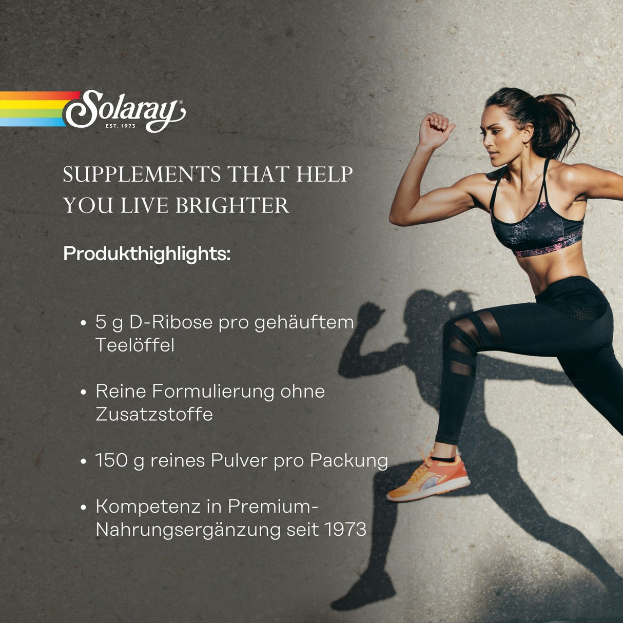 Das Bild zeigt eine Frau in Sportkleidung, die auf einer Betonoberfläche läuft. Links im Bild ist das Logo von Solaray mit dem Slogan 'Supplements that help you live brighter'. Darunter sind Produkthighlights aufgelistet: 5 g D-Ribose pro gehäuftem Teelöffel, reine Formulierung ohne Zusatzstoffe, 150 g reines Pulver pro Packung, Kompetenz in Premium-Nahrungsergänzung seit 1973.