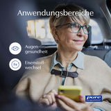Eine ältere Frau sitzt in einem Auto und schaut aus dem Fenster. Sie trägt eine Brille und hält ein gelbes Smartphone. Auf dem Bild sind die Worte 'Anwendungsbereiche', 'Augengesundheit' und 'Eisenstoffwechsel' zu sehen. Das Logo von 'Pure Encapsulations' ist unten rechts im Bild.