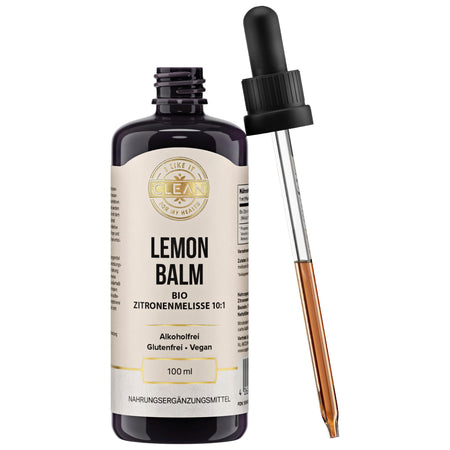 Das Bild zeigt eine Flasche Lemon Balm Bio Zitronenmelisse 10:1. Die Flasche ist dunkel mit einem beigen Etikett, auf dem Informationen über das Produkt stehen. Um die Flasche herum sind Icons und Texte, die die Eigenschaften des Produkts hervorheben: hochkonzentriert (10:1), alkoholfreier Extrakt (wasserbasiert), aus nachhaltiger Bio Zitronenmelisse, Entspannung, erholsamer Schlaf, enthält wertvolle Pflanzenstoffe. Das Etikett weist auf die alkoholfreie, glutenfreie und vegane Natur des Produkts hin. Der H