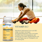 Frau dehnt sich auf Boden, Vitamin B2 Flasche von Solaray daneben. Text beschreibt Vorteile von Riboflavin für Energie, Immunsystem und weniger Müdigkeit.
