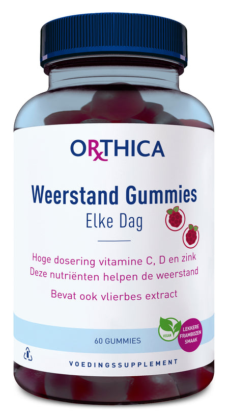 Das Bild zeigt ein Glas mit dem Etikett "Orthica Weerstand Gummies Elke Dag". Das Etikett erwähnt eine hohe Dosierung von Vitaminen C, D und Zink, die zur Unterstützung der Widerstandskraft beitragen. Es enthält auch Holunderextrakt. Das Glas hat einen blauen Deckel und enthält 60 Gummies. Auf dem Etikett sind Himbeeren und ein veganer Hinweis abgebildet.