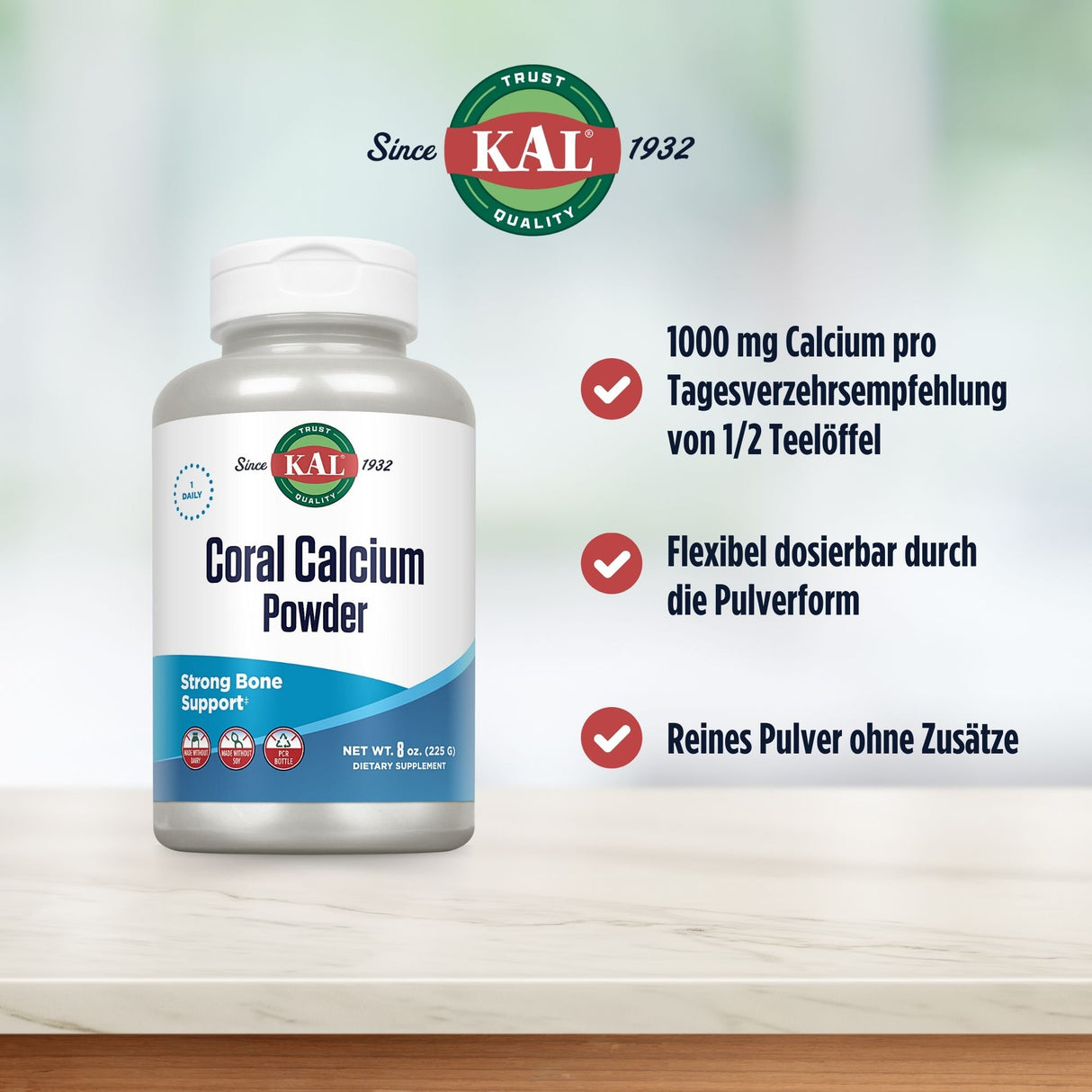 Das Bild zeigt eine Verpackung von KAL Coral Calcium Powder, einem Nahrungsergänzungsmittel. Die Verpackung ist weiß mit blauen Akzenten. Auf der rechten Seite des Bildes sind drei Vorteile des Produkts aufgelistet: 1000 mg Calcium pro Tagesverzehrsempfehlung von 1/2 Teelöffel, flexibel dosierbar durch die Pulverform und reines Pulver ohne Zusätze. Oben ist das KAL-Logo mit dem Schriftzug 'Since 1932' zu sehen. Der Hintergrund ist unscharf und in hellen, neutralen Farben gehalten.