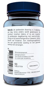 Eine Plastikflasche mit blauen Tabletten, die als Nahrungsergänzungsmittel gekennzeichnet ist. Die Flasche hat ein blaues Schraubverschluss und ein Etikett mit niederländischem Text, das Dosierungsanweisungen und Herstellerinformationen enthält.
