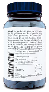 Ein blaues Glas mit Schraubdeckel, gefüllt mit Tabletten. Auf dem Etikett stehen Anweisungen zur Dosierung und Lagerung in niederländischer Sprache. Es ist ein Nahrungsergänzungsmittel von Orthica mit 90 Tabletten. Der Barcode und die Adresse des Herstellers in Almere sind sichtbar.