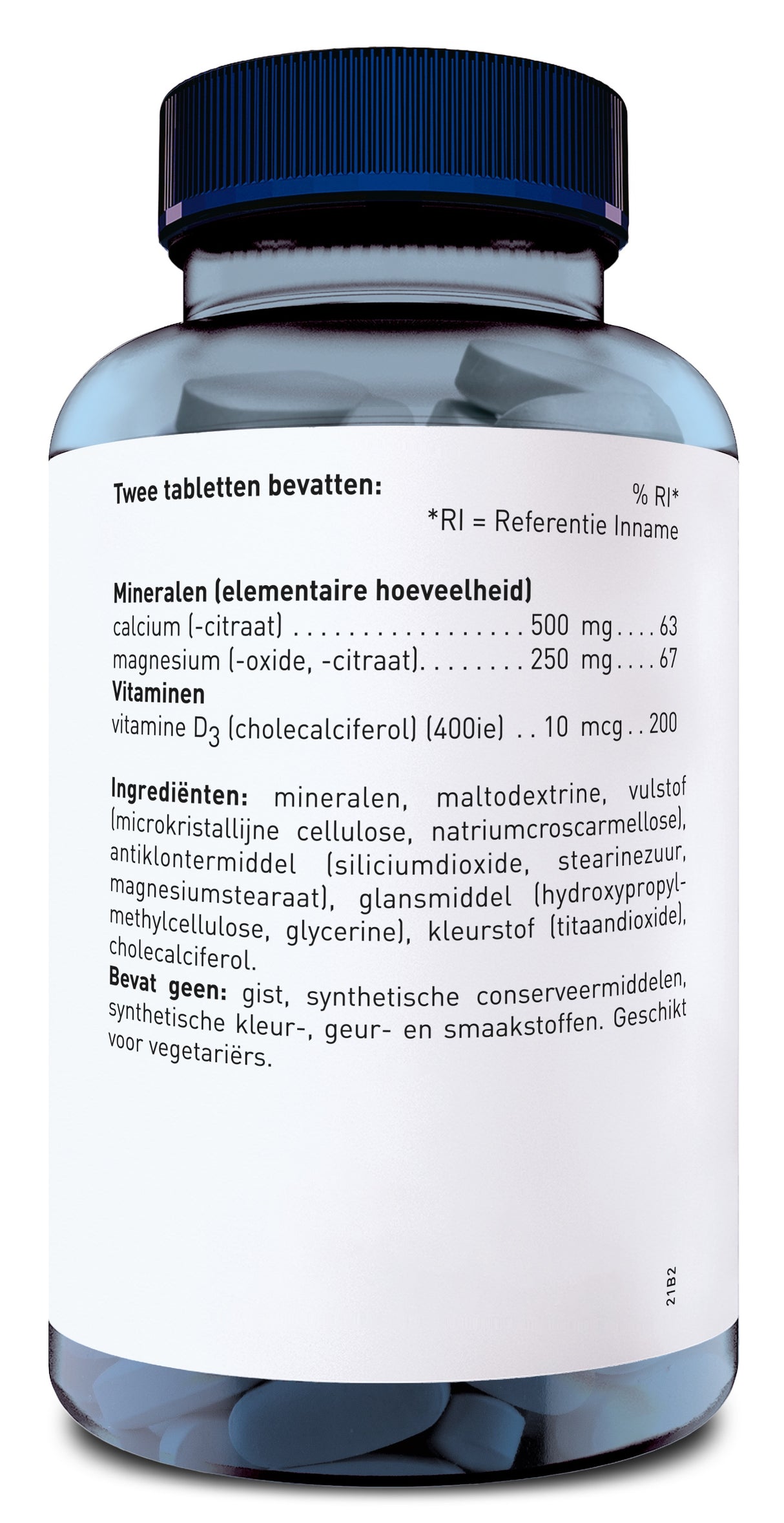 Ein transparentes Glasgefäß mit blauem Deckel, das Tabletten enthält. Auf dem weißen Etikett stehen Informationen zu Inhaltsstoffen und Dosierung auf Niederländisch. Die Hauptbestandteile sind Calcium, Magnesium und Vitamin D3.