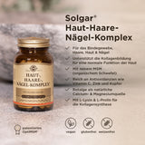 Ein Glas mit dem Etikett 'Solgar Haut-Haare-Nägel-Komplex' steht auf einer Oberfläche. Neben dem Glas sind Textinformationen über die Vorteile des Produkts aufgelistet, einschließlich Unterstützung für Haut, Haare und Nägel, Kollagenbildung, MSM-Inhalt, Antioxidantien, Rotalge, L-Lysin und L-Prolin. Das Produkt ist vegan, glutenfrei und weizenfrei und enthält patentiertes OptiMSM.