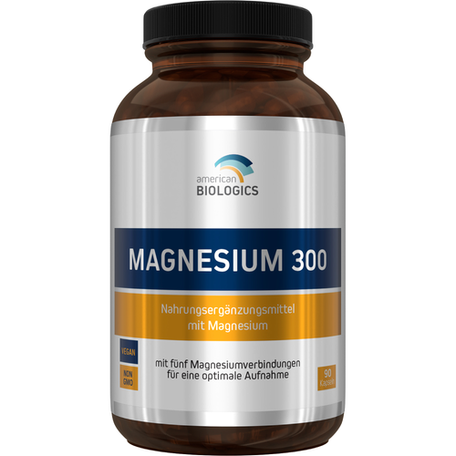 Eine weiße Plastikflasche mit einem Etikett, das Informationen über Nahrungsergänzungsmittel enthält. Auf dem Etikett steht: Magnesium trägt zu einem normalen Energiestoffwechsel bei. Nährstoffangaben für eine Kapsel sind aufgelistet, darunter Magnesium in verschiedenen Formen (Oxid, Carbonat, Citrat, Bisglycinat, Malat) mit jeweiligen Mengen und Prozentwerten der Nährstoffbezugswerte. Zutaten wie Magnesiumoxid und Magnesiumstearat sind ebenfalls aufgeführt. Auf dem Etikett befinden sich auch Bestellnummer,
