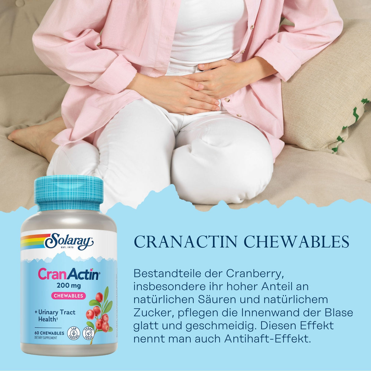 Das Bild zeigt eine Frau, die auf einem Sofa sitzt und ihre Hände schützend auf ihren Bauch legt. Sie trägt ein rosa Hemd und weiße Hosen. Im Vordergrund ist eine Flasche mit CranActin Chewables von Solaray zu sehen. Auf der Flasche steht, dass die Tabletten die Gesundheit der Harnwege unterstützen. Der Hintergrund ist hell und neutral gehalten. Der Text beschreibt die Vorteile von Cranberry-Bestandteilen für die Blasengesundheit.