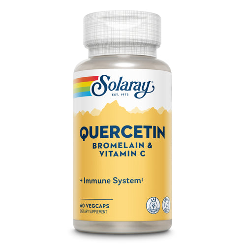Das Bild zeigt eine Flasche von Solaray Quercetin Bromelain & Vitamin C Nahrungsergänzungsmittel. Die Flasche hat ein gelbes Etikett mit blauen und weißen Schriftzügen. Oben ist das Solaray-Logo mit einem Regenbogenstreifen. Die Flasche enthält 60 Vegcaps und ist als Nahrungsergänzungsmittel gekennzeichnet. Unten auf dem Etikett sind Symbole für Laborgeprüft und Vegan zu sehen.