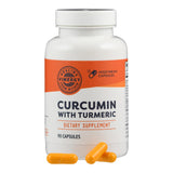 Eine weiße Flasche mit orangefarbenem Etikett, "Curcumin with Turmeric". Vegetarische Kapseln, 90 Stück. Drei Kapseln sind sichtbar.