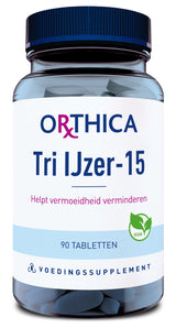 Eine Packung Nahrungsergänzungsmittel mit der Aufschrift 'Orthica Tri IJzer-15'. Die Verpackung ist weiß mit blauen und roten Schriftzügen. Es sind 90 Tabletten enthalten, und das Produkt ist vegan. Der Slogan lautet 'Helpt vermoeidheid verminderen'.