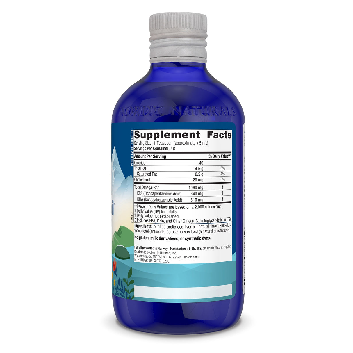 Eine blaue Flasche mit einem silbernen Schraubverschluss. Auf der Flasche ist ein Etikett mit der Aufschrift 'Supplement Facts' und Nährwertangaben. Die Flasche hat ein Berg- und Pflanzenmotiv im Hintergrund. Das Produkt ist von Nordic Naturals. Die Flasche steht aufrecht vor einem weißen Hintergrund.