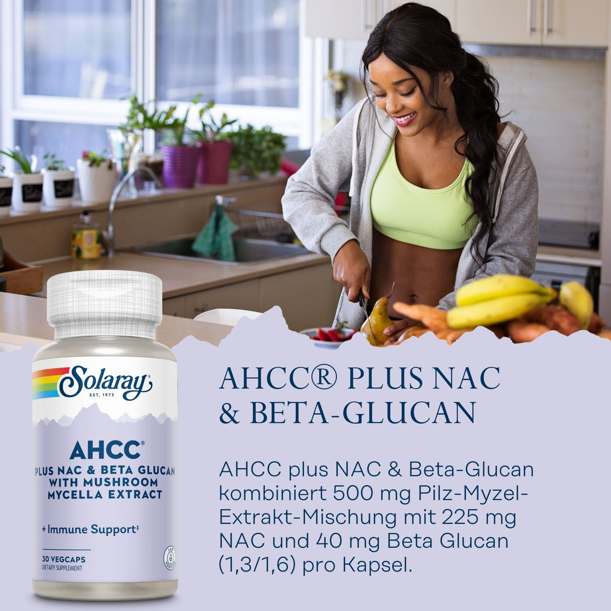 Eine Frau in sportlicher Kleidung schneidet eine Birne in einer modernen Küche. Auf der Arbeitsplatte sind verschiedene Früchte. Im Vordergrund ist eine Verpackung von Solaray AHCC plus NAC & Beta-Glucan zu sehen. Der Text beschreibt die Inhaltsstoffe des Produkts.