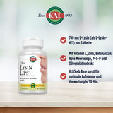 Das Bild zeigt eine Flasche mit dem Nahrungsergänzungsmittel 'Ultra Lysin Lips' von KAL auf einem Tisch. Die Flasche ist weiß mit einem Etikett, das den Produktnamen und das KAL-Logo zeigt. Daneben sind Textelemente, die die Inhaltsstoffe und Vorteile des Produkts beschreiben, wie 750 mg L-Lysin pro Tablette, Vitamin C, Zink, Beta Glucan, Rote Meeresalge, P-5-P und Olivenblattextrakt. Die ActiSorb Base wird hervorgehoben, die für optimale Aufnahme und Verwertung in 30 Minuten sorgt. Im Hintergrund ist ein v