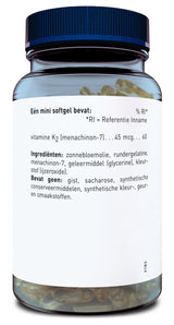 Das Bild zeigt eine Flasche mit einem blauen Deckel, die mit weichen Gelkapseln gefüllt ist. Auf dem Etikett steht in niederländischer Sprache, dass jede Kapsel Vitamin K2 (Menachinon-7) enthält. Weitere Zutaten sind Sonnenblumenöl, Rindergelatine, Menachinon-7, Geliermittel (Glycerin) und Farbstoff (Eisenoxide). Es wird darauf hingewiesen, dass das Produkt keine Hefe, Saccharose, synthetische Konservierungsmittel, künstliche Farb-, Duft- und Geschmacksstoffe enthält.