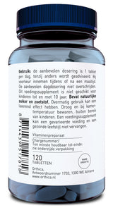 Eine blaue Plastikflasche mit einem Etikett, auf dem niederländische Anweisungen zur Einnahme eines Nahrungsergänzungsmittels stehen. Die Flasche enthält 120 Tabletten und ist von der Marke Orthica. Auf dem Etikett sind auch ein Barcode und Herstellerinformationen abgebildet.