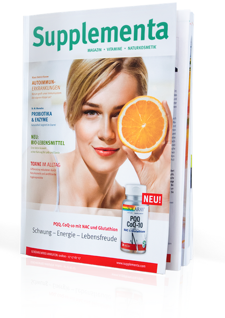 Das Bild zeigt das Cover eines Magazins namens 'Supplementa'. Auf dem Cover ist eine Frau zu sehen, die eine halbe Orange vor ihr Gesicht hält. Neben der Frau sind verschiedene Themenüberschriften wie 'Autoimmun-Erkrankungen', 'Probiotika & Enzyme', 'Bio-Lebensmittel' und 'Toxine im Alltag' abgedruckt. Unten rechts ist ein Produktbild von 'PQQ CoQ-10 mit NAC und Glutathion' abgebildet, das als neu gekennzeichnet ist. Der Hintergrund ist weiß, und das Design ist modern und klar strukturiert.