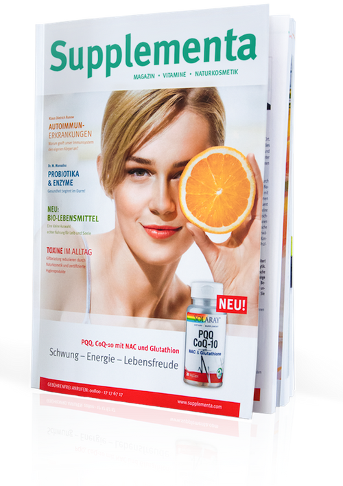 Das Bild zeigt das Cover eines Magazins namens 'Supplementa'. Auf dem Cover ist eine Frau zu sehen, die eine halbe Orange vor ihr Gesicht hält. Neben der Frau sind verschiedene Themenüberschriften wie 'Autoimmun-Erkrankungen', 'Probiotika & Enzyme', 'Bio-Lebensmittel' und 'Toxine im Alltag' abgedruckt. Unten rechts ist ein Produktbild von 'PQQ CoQ-10 mit NAC und Glutathion' abgebildet, das als neu gekennzeichnet ist. Der Hintergrund ist weiß, und das Design ist modern und klar strukturiert.