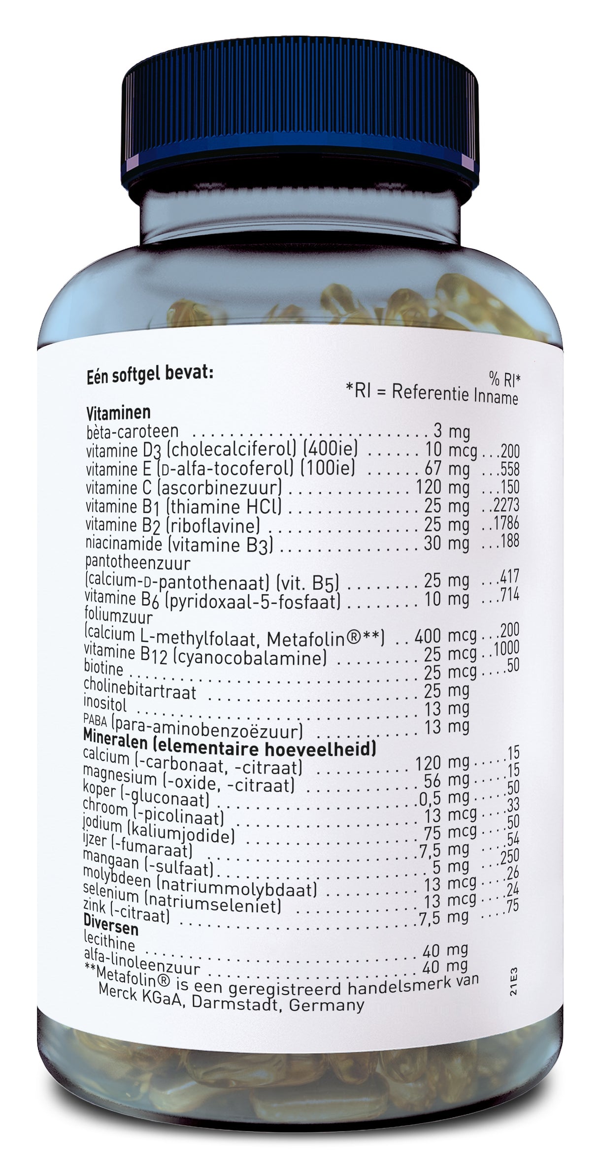 Eine durchsichtige Flasche mit blauer Kappe zeigt ein Etikett mit einer Liste von Vitaminen und Mineralien in niederländischer Sprache. Das Etikett enthält Angaben zu Inhaltsstoffen wie Vitaminen A, D3, E, C und verschiedenen B-Vitaminen sowie Mineralien wie Kalzium und Magnesium. Der Text ist in schwarzer Schrift auf weißem Hintergrund gedruckt. Die Flasche scheint Nahrungsergänzungsmittel zu enthalten. Der Hersteller ist Merck KGaA, Darmstadt, Germany.