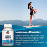 Eine Frau in Sportkleidung steht auf einem Felsen in einer Berglandschaft und dehnt ihr Bein. Im Vordergrund ist eine Flasche mit der Aufschrift 'Liposomales Magnesium' zu sehen. Der Himmel ist klar und blau.