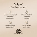 Das Bild zeigt eine beige Hintergrundfläche mit dem Solgar-Logo und dem Schriftzug "Goldstandard". Darunter sind vier Symbole mit Text: 1. Eine Kapsel mit "Verantwortungsvoll bezogene Inhaltsstoffe", 2. Ein Mikroskop mit "Wissenschaftlich fundierte Formeln", 3. Ein Siegel mit "Ohne unnötige Zusatzstoffe", 4. Zwei Kapseln mit "Mit Experten entwickelt". Unten ist das Solgar-Logo mit "Since 1947".