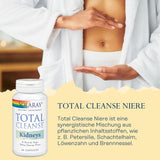 Eine Person in einem weißen Bademantel hält ihre Hände vor dem Bauch. Links unten ist eine Flasche mit der Aufschrift 'Solaray Total Cleanse Kidneys'. Daneben steht 'Total Cleanse Niere' und eine Beschreibung der Inhaltsstoffe. Der Hintergrund ist unscharf und in warmen Tönen gehalten.