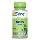 Eine grüne Plastikflasche mit einem grünen Deckel, auf der "Solaray True Herbs Hops 340 mg" steht. Die Flasche zeigt ein Bild von Hopfenzapfen und Blättern. Unten auf dem Etikett sind Symbole für "Lab Verified" und "Vegan" zu sehen. Die Flasche enthält 100 Vegcaps und ist als Nahrungsergänzungsmittel gekennzeichnet.