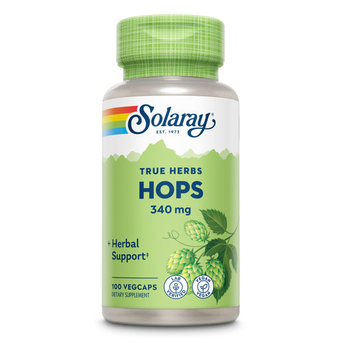 Eine grüne Plastikflasche mit einem grünen Deckel, auf der "Solaray True Herbs Hops 340 mg" steht. Die Flasche zeigt ein Bild von Hopfenzapfen und Blättern. Unten auf dem Etikett sind Symbole für "Lab Verified" und "Vegan" zu sehen. Die Flasche enthält 100 Vegcaps und ist als Nahrungsergänzungsmittel gekennzeichnet.